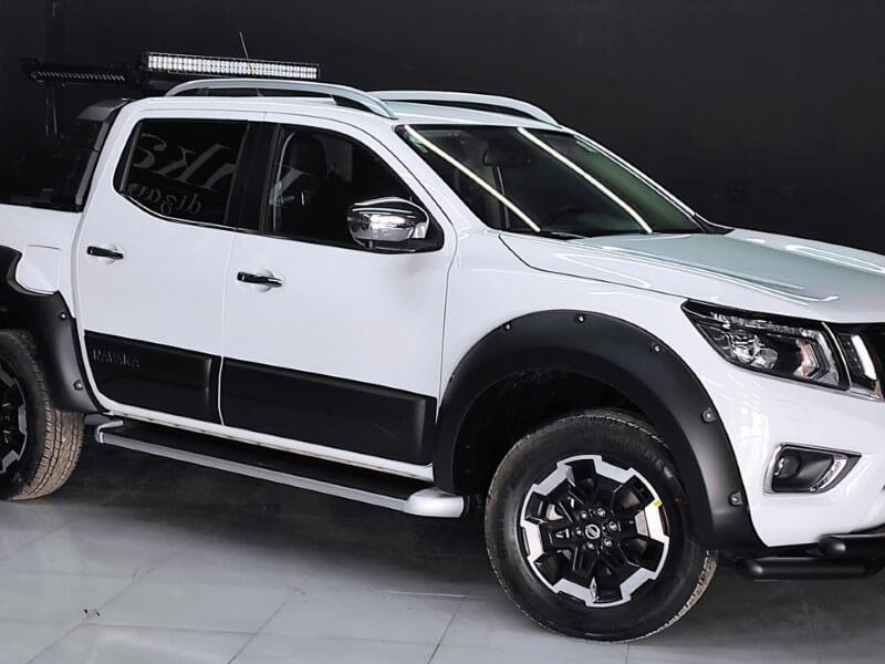 Nissan Navara Yan Kapı Kabartmaları